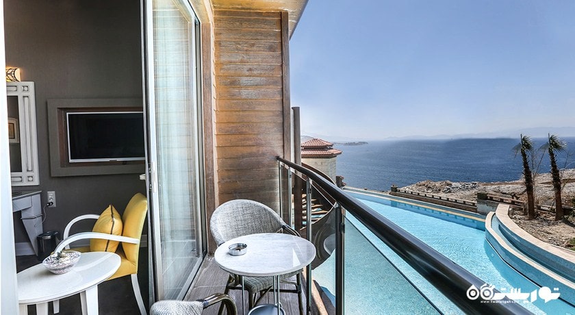 بالکن با چشم انداز استخر